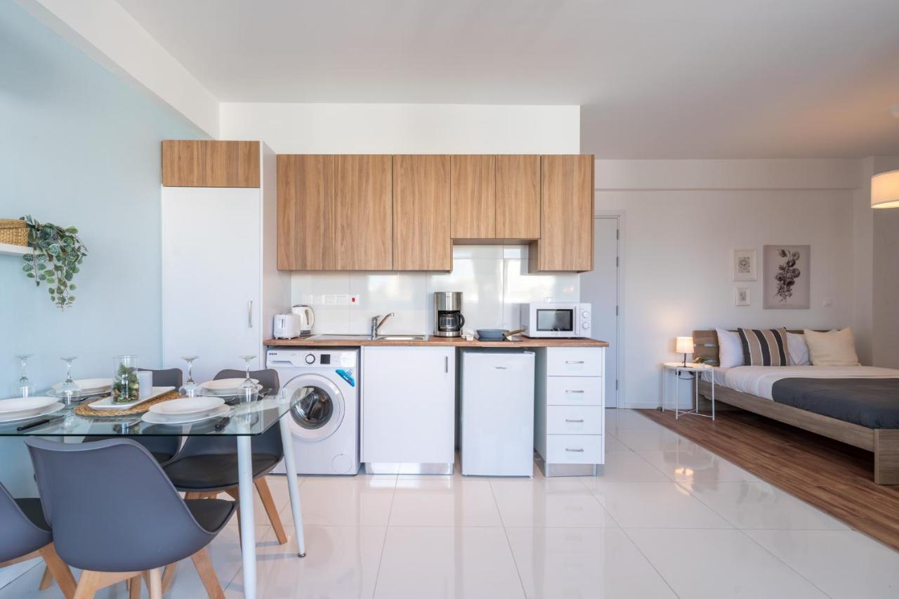 Livia Studio Apartment In Larnaca Exterior foto
