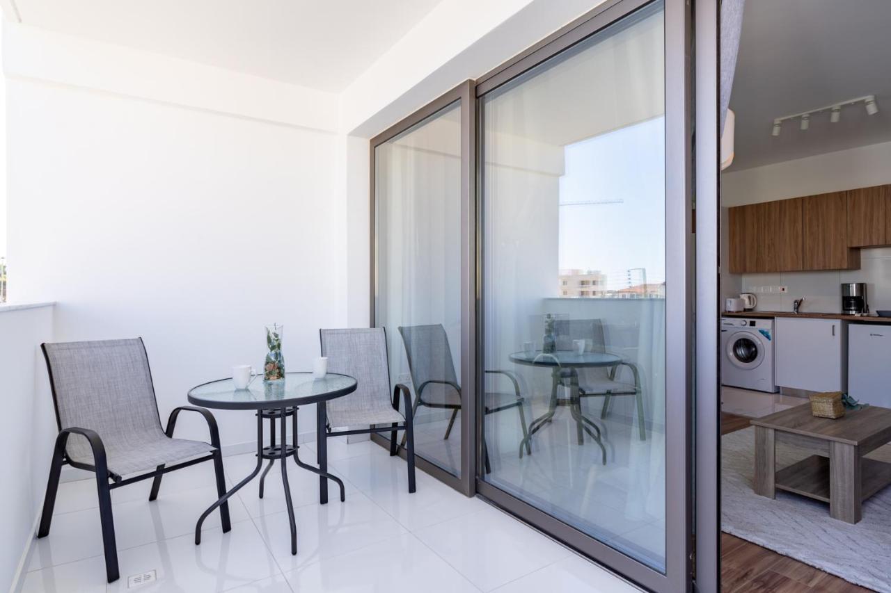 Livia Studio Apartment In Larnaca Exterior foto